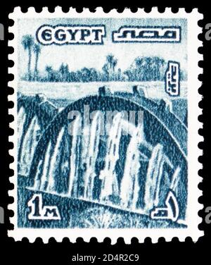 MOSKAU, RUSSLAND - 28. SEPTEMBER 2020: Briefmarke gedruckt in Ägypten zeigt Bewässerung Räder, Fayoum, Definitives Serie, um 1978 Stockfoto