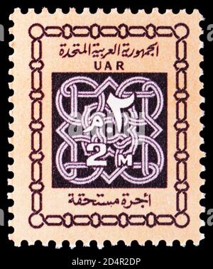 MOSKAU, RUSSLAND - 28. SEPTEMBER 2020: Briefmarke in Ägypten zeigt Briefmarke Due 1965, arabische und lateinische Ziffern über geometrischem Design, Briefmarke D Stockfoto