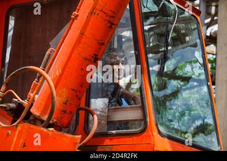 Shymkent, Kasachstan - April 27 2012: Bau eines neuen Industriegebäudes. Kranführer bei der Arbeit. Stockfoto