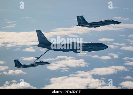 Zwei F-15C Eagles der 44th Fighter Squadron tanken mit einem KC-135 Stratotanker der 909th Air Refueling Squadron, 10. Januar 2020, während der Übung Westpac Rumrunner aus der Kadena Air Base, Japan. Rumrunner stellt eine Weiterentwicklung der Fähigkeiten von Vermögenswerten des 18. Flügels dar, um mit gemeinsamen Partnern zusammenzuarbeiten, um amerikanische Verbündete zu verteidigen und eine freie und offene Indopazifische Region zu gewährleisten. (USA Luftwaffenfoto von Senior Airman Matthew Seefeldt) Stockfoto