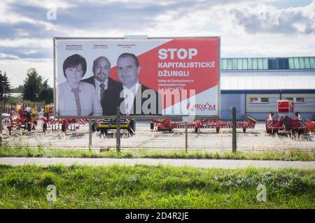 2.-3. Oktober 2020, Plakat zur tschechischen Regionalwahl mit Alena Nohavova, Vilem Klapsia und Radek Nejezchleb, KSCM (Kommunisten) und SCHREIBSTOPP C Stockfoto