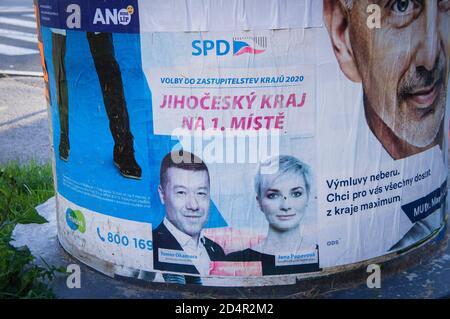 2.-3. Oktober 2020, Plakat zur tschechischen Regionalwahl mit Tomio Okamura und Jana Pupavova, SPD-Bewegung, Jindrichuv Hradec, Südböhmische Region, CZ Stockfoto