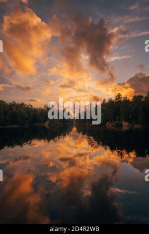 Sonnenuntergang über dem Horseshoe Lake, in der Nähe von Tupper Lake, in den Adirondack Mountains, New York Stockfoto