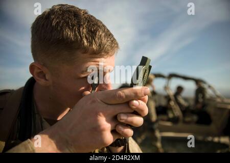 US Marine Lance Cpl. John Cotter, ein Schüler mit Basic Reconnaissance Course, Advanced Infantry Training Battalion, School of Infantry - West, schießt während einer Bewertung der Landnavigation im Rahmen der individuellen Qualifikationsphase des Kurses auf der Marine Corps Base Camp Pendleton, Kalifornien, 15. Januar 2020 einen Azimut mit lensatischem Kompass. Während der Bewertung müssen die Schüler 50 Meter voneinander entfernt bleiben und alleine zehn Punkte finden. BRC vermittelt den Studenten die Grundkenntnisse der Aufklärungsdoktrin, Konzepte und Techniken mit Schwerpunkt auf amphibischem ein- und Ausziehen, bea Stockfoto