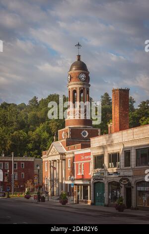 Gebäude in der Innenstadt von Saranac Lake, in den Adirondack Mountains, New York Stockfoto