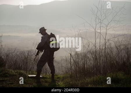 Seaman Luke Jacobs, Student mit Basic Reconnaissance Course, Advanced Infantry Training Battalion, School of Infantry - West, bereitet sich auf den Start einer Bewertung der Landnavigation als Teil der individuellen Geschicksphase des Kurses auf der Marine Corps Base Camp Pendleton, Kalifornien, 15. Januar, vor. 2020.Bei der Bewertung müssen die Schüler 50 Meter voneinander entfernt bleiben und alleine zehn Punkte finden. BRC vermittelt den Studenten die Grundkenntnisse der Aufklärungsdoktrin, Konzepte und Techniken mit Schwerpunkt auf amphibischem ein- und Ausstieg, Strandaufklärung a Stockfoto