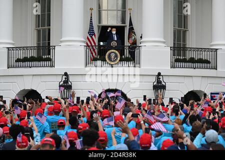 Washington, DC, USA. Oktober 2020. US-Präsident Donald Trump Gesten bei der Ankunft aus dem Truman Balkon des Weißen Hauses in Washington, DC, USA, am Samstag, 10. Oktober 2020 sprechen. Trump, der seinen ersten öffentlichen Auftritt seit seiner Rückkehr von einem dreitägigen Krankenhausaufenthalt für Covid-19 macht, stellt die Voraussetzungen für eine Rückkehr in den Wahlkampf dar, auch wenn noch Fragen darüber bestehen, ob er noch ansteckend ist. Fotograf: Erin Scott/BloombergCredit: Erin Scott/Pool via CNP Credit: dpa/Alamy Live News Stockfoto