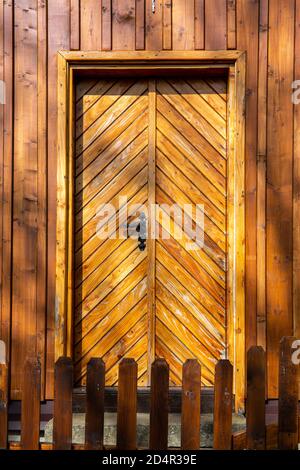 Braune Holzfassade und Türen der polnischen Highlander-Berg-Stil kleine Kapelle in Zywiec Beskid Mountains, Milowka, Polen. Stockfoto