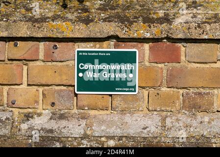 Commonwealth war Graves grünes Schild vor St Laurence und All Saints Church in Eastwood, Southend on Sea, Essex, Großbritannien. Stockfoto