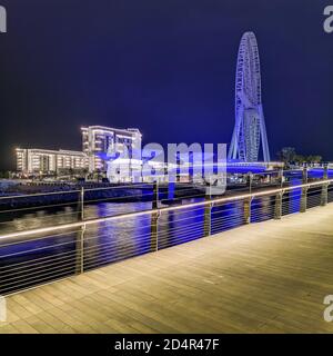 DUBAI, VEREINIGTE ARABISCHE EMIRATE - 12. Nov 2018: Blick auf das Dubai Eye Wheel und Bluewaters ist Stockfoto