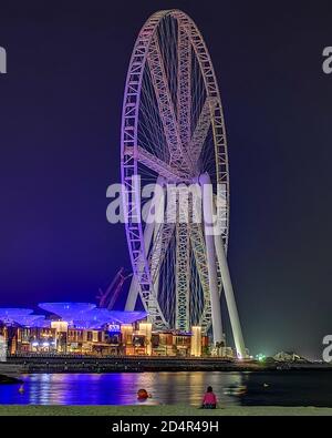 DUBAI, VEREINIGTE ARABISCHE EMIRATE - 12. Nov 2018: Blick auf das Dubai Eye Wheel und Bluewaters ist Stockfoto