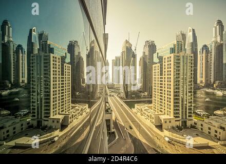 DUBAI, VEREINIGTE ARABISCHE EMIRATE - 03. Jun 2019: Blick auf die Skyline von Dubai Marina und ihre Wolkenkratzer. Stockfoto