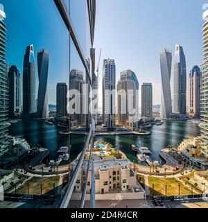 DUBAI, VEREINIGTE ARABISCHE EMIRATE - 03. Jun 2019: Blick auf die Skyline von Dubai Marina und ihre Wolkenkratzer. Stockfoto