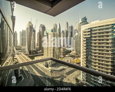 DUBAI, VEREINIGTE ARABISCHE EMIRATE - 03. Jun 2019: Blick auf die Skyline von Dubai Marina und ihre Wolkenkratzer. Stockfoto