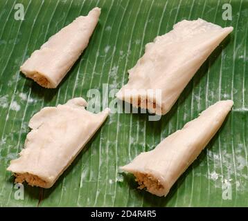 Südindische Süßigkeit, die Patholis genannt wird, wird auf einem Bananenblatt serviert. In der Regel zu festlichen Anlässen zubereitet und serviert. Stockfoto