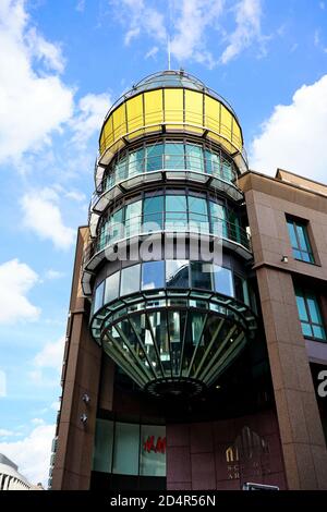 Architektonisches Detail (Glaszylinder) des Einkaufszentrums 'Schadow-Arkaden' in der Düsseldorfer Innenstadt bei der Königsallee. Stockfoto