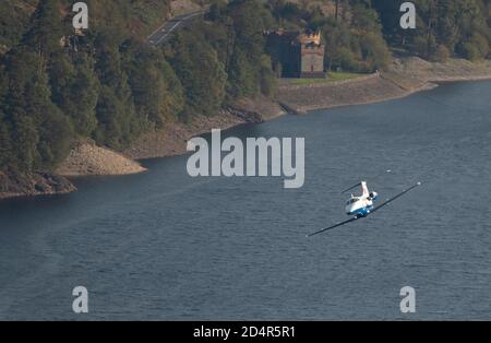 RAF Phenom ZM337, Low Level Flying in Thirlmere im Lake District, LFA17 Stockfoto