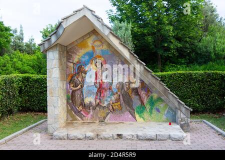 Medjugorje, Bosnien und Herzegowina. 2016/6/5. Mosaik der Taufe des Herrn als das erste lichtvolle Geheimnis des Rosenkranzes. Heiligtum unserer Lieben Frau von Medjugorje. Stockfoto