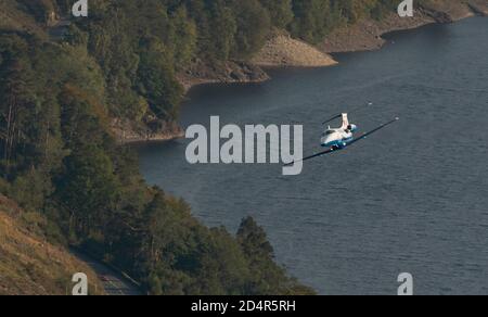 RAF Phenom ZM337, Low Level Flying in Thirlmere im Lake District, LFA17 Stockfoto