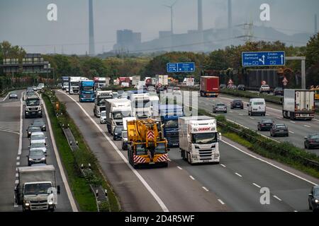 Starker Verkehr mit vielen LKWs auf der Autobahn A2, am Autobahnkreuz Bottrop, Blick nach Osten, hinter dem Uniper-Kraftwerk in Gelsenkrichen-SC Stockfoto