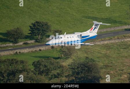 RAF Phenom ZM337, Low Level Flying in Thirlmere im Lake District, LFA17 Stockfoto