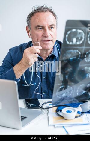 Arzt kommentiert einen CT-Scan. Stockfoto