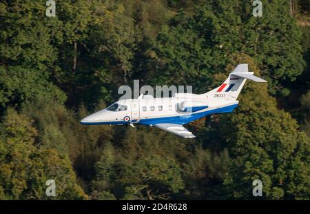 RAF Phenom ZM337, Low Level Flying in Thirlmere im Lake District, LFA17 Stockfoto