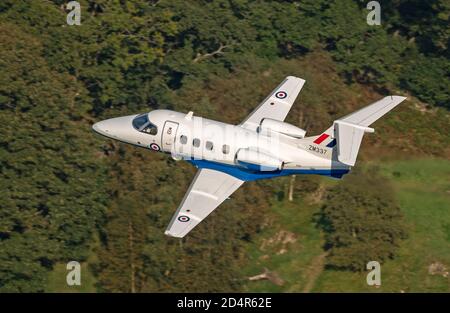 RAF Phenom ZM337, Low Level Flying in Thirlmere im Lake District, LFA17 Stockfoto