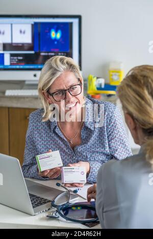 Arzt, der mit einem Patienten ein Schilddrüsen-Szintigramm bespricht. Levothyrox ® und Euthyrox ®, Behandlung von Hypothyreose. , Behandlung von Hypothyreose. Stockfoto