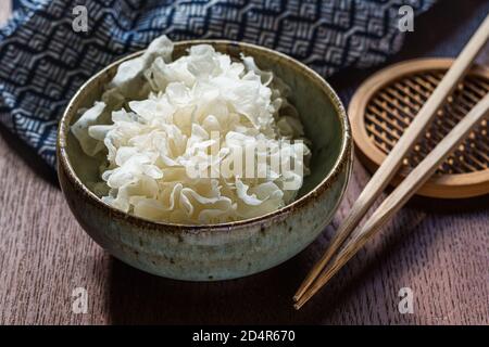 Essbarer Pilz Tremella fuciformis (Familie tremella). Stockfoto