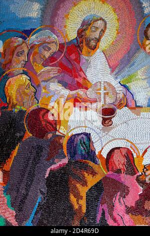 Mosaik der Institution der Eucharistie als fünftes leuchtendes Geheimnis des Rosenkranzes. Medjugorje, Bosnien und Herzegowina. Stockfoto