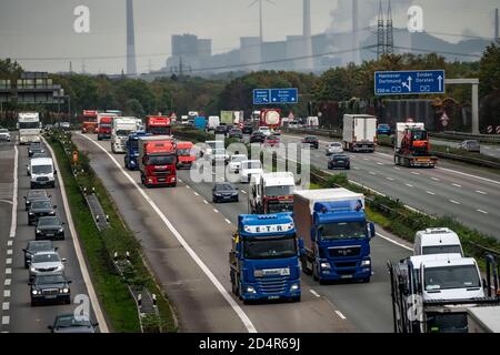 Starker Verkehr mit vielen LKWs auf der Autobahn A2, am Autobahnkreuz Bottrop, Blick nach Osten, hinter dem Uniper-Kraftwerk in Gelsenkrichen-SC Stockfoto