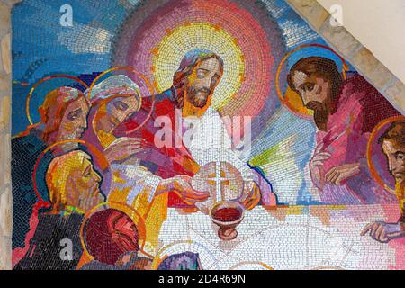 Mosaik der Institution der Eucharistie als fünftes leuchtendes Geheimnis des Rosenkranzes. Medjugorje, Bosnien und Herzegowina. Stockfoto