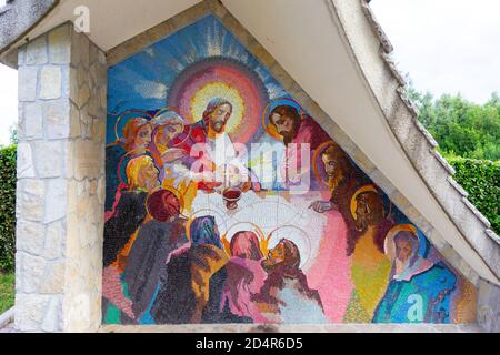 Mosaik der Institution der Eucharistie als fünftes leuchtendes Geheimnis des Rosenkranzes. Medjugorje, Bosnien und Herzegowina. Stockfoto