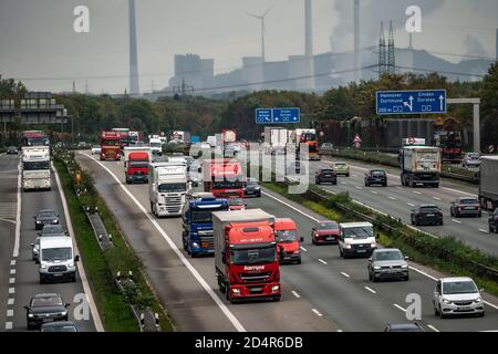 Starker Verkehr mit vielen LKWs auf der Autobahn A2, am Autobahnkreuz Bottrop, Blick nach Osten, hinter dem Uniper-Kraftwerk in Gelsenkrichen-SC Stockfoto