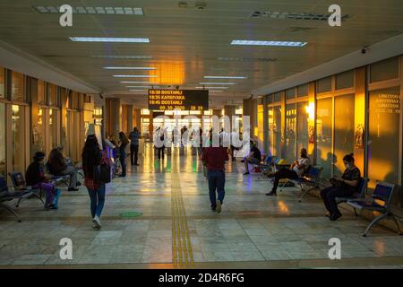 Innen- und Außenansicht des Konak Ferry Terminal, ein Passagierfähre Terminal im Zentrum von Konak, Izmir am Golf von Izmir, Türkei. Stockfoto