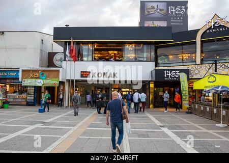 Innen- und Außenansicht des Konak Ferry Terminal, ein Passagierfähre Terminal im Zentrum von Konak, Izmir am Golf von Izmir, Türkei. Stockfoto