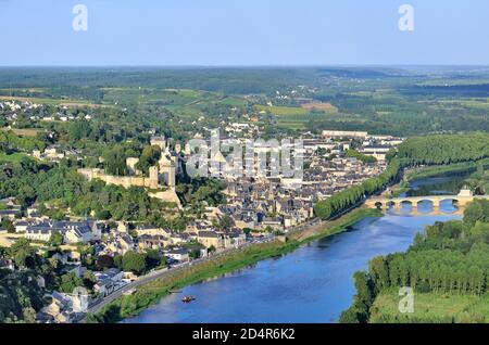 Frankreich, Indre et Loire, Loire-Tal UNESCO Weltkulturerbe, Chinon (Luftbild) Stockfoto