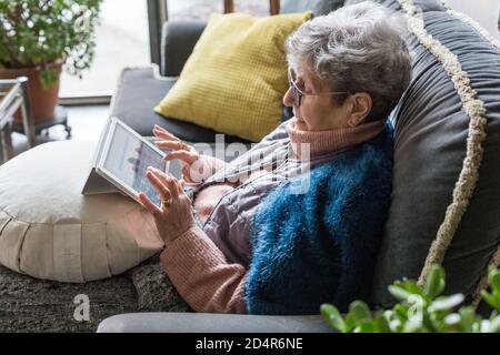 Frau mit einem digital-Tablette. Stockfoto