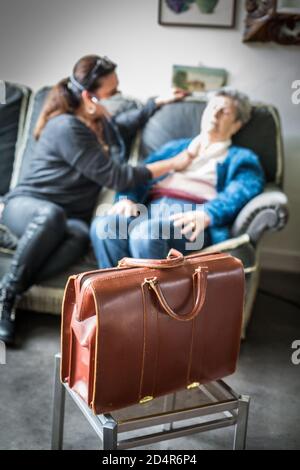 Arzt trägt Atemschutzmaske während der ärztlichen Konsultation, Frankreich. Stockfoto