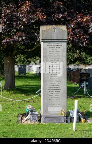 Steindenkmal zur Erinnerung an eingeäscherte Asche in der St Laurence and All Saints Church, in Eastwood, Southend on Sea, Essex, Großbritannien. Stockfoto