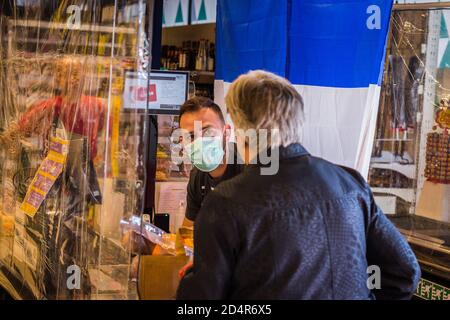 Vorsichtsmaßnahmen in einem Supermarkt während der Covid-19-Epidemie, Frankreich. Stockfoto