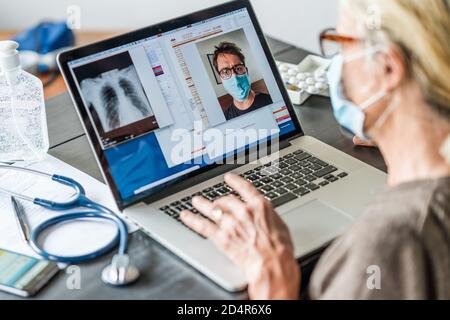 Allgemeinmediziner in Telekonsultation während der Coronavirus-Pandemie. Stockfoto