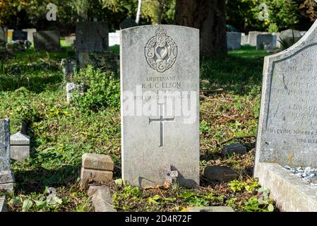 Grabstein, Grabstein auf dem Grab von Leutnant RIC Elson of Royal Electrical and Mechanical Engineers, REME, British Army, starb am 18. März 1944. Stockfoto