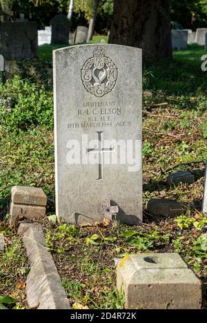 Grabstein, Grabstein auf dem Grab von Leutnant RIC Elson of Royal Electrical and Mechanical Engineers, REME, British Army, starb am 18. März 1944. Stockfoto