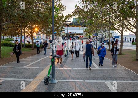 Innen- und Außenansicht des Konak Ferry Terminal, ein Passagierfähre Terminal im Zentrum von Konak, Izmir am Golf von Izmir, Türkei. Stockfoto