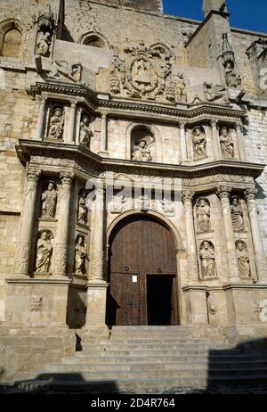 Spanien, Katalonien, Provinz Tarragona, Montblanc. Kirche der Heiligen Maria von Montblanc. Gotisches Gebäude aus dem 14. Jahrhundert. Gesamtansicht der Hauptfassade, im Barockstil zwischen 1667 und 1684 errichtet. Es gibt drei Ebenen mit Skulpturen der Apostel, der Jungfrau Maria und Montblanc Wappen. Stockfoto