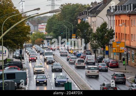 Gladbecker Straße, Bundesstraße B224, im Norden von Essen, starker Verkehr, Essen, NRW, Deutschland Stockfoto