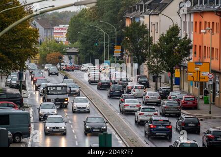 Gladbecker Straße, Bundesstraße B224, im Norden von Essen, starker Verkehr, Essen, NRW, Deutschland Stockfoto