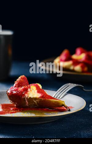 Süß gebackene Birnen mit Mascarpone, Karamellsirup und Erdbeermarmelade Stockfoto